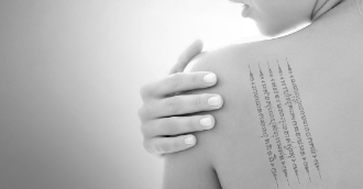 Sak Yant Hah Taew Chet Phet epaule femme_Tinta del Alma